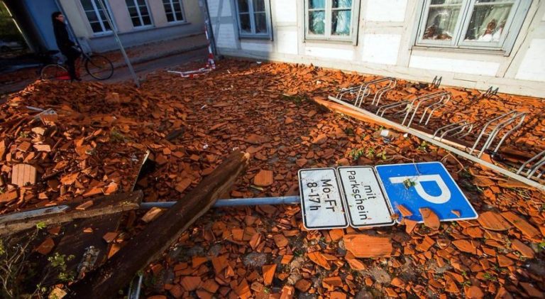 Nemecko zasiahla silná búrka, tornádo odnášalo domy i autá