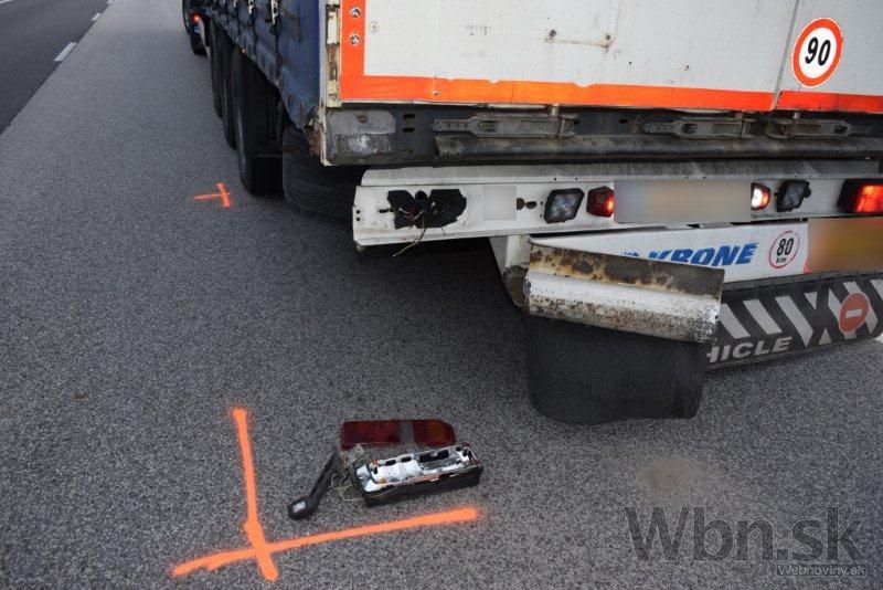 Poliak prešiel do protismeru, zrážku s kamiónom neprežil