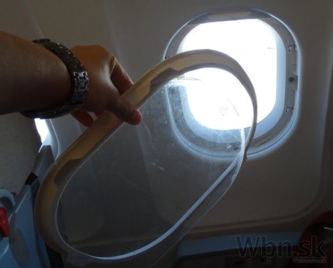 Prekvapenému cestujúcemu v lietadle spadlo do lona okno