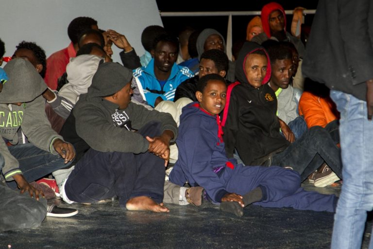 Pri pobreží Líbye cez víkend zachránili tisícky migrantov