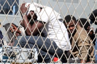 Pri pobreží Líbye cez víkend zachránili tisícky migrantov