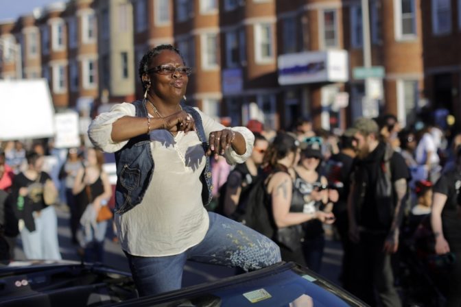 Protest voči policajnej brutalite v USA sa zmenil na oslavu