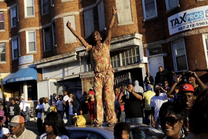 Protest voči policajnej brutalite v USA sa zmenil na oslavu