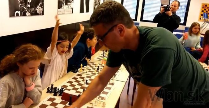 Šesťročné dievčatko boduje, vysmialo šachového majstra