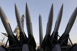 Severná Kórea pohrozila Juhu, odpálila raketu z ponorky