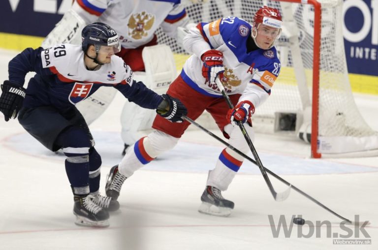 Slovenský hokejista Libor Hudáček v súboji o puk v zápase s Rus