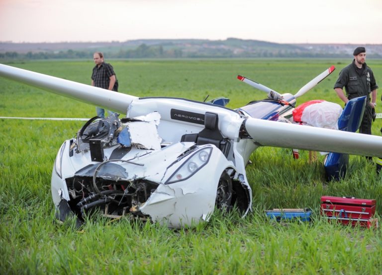 V Nitre havarovalo lietajúce auto, pasažier je v nemocnici