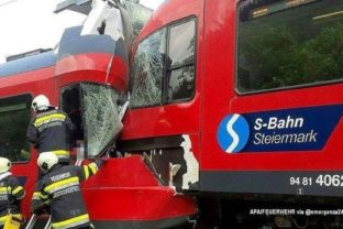 V Rakúsku sa čelne zrazili vlaky, rušňovodič bol ihneď mŕtvy