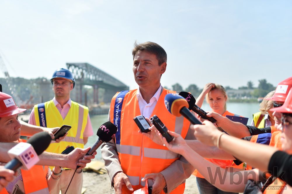 Vysúvanie oceľovej konštrukcie Starého mosta