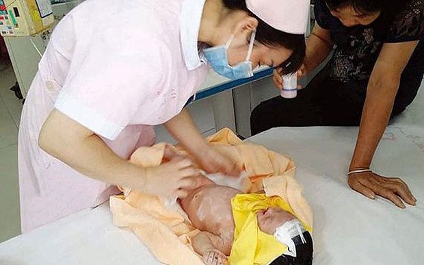Zaživa pochovaný novorodenec prežil osem dní v zemi