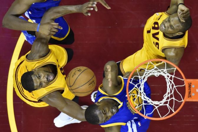 Basketbalisti Clevelandu sa vo finále NBA prvý raz ujali vedenia