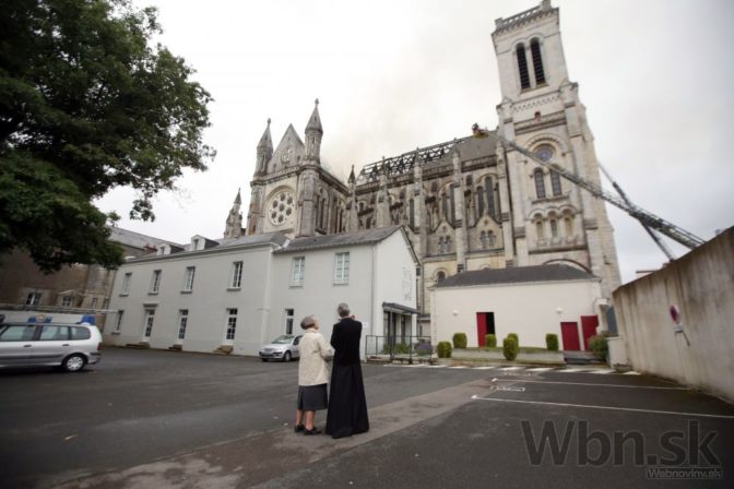 Baziliku v Nantes zachvátil rozsiahly požiar