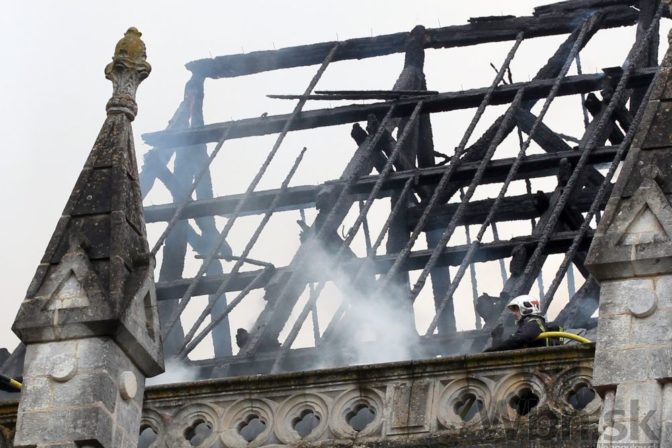 Baziliku v Nantes zachvátil rozsiahly požiar