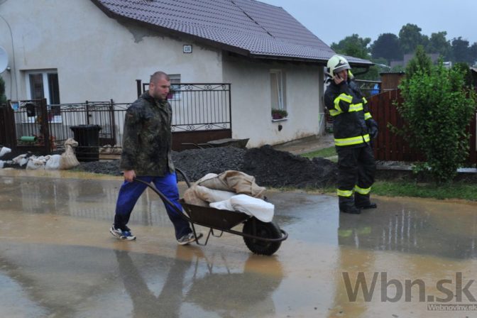 Dážď zvyšoval hladiny potokov, hasiči museli ľudí evakuovať