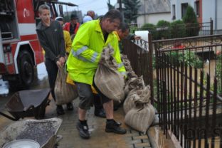 Dážď zvyšoval hladiny potokov, hasiči museli ľudí evakuovať