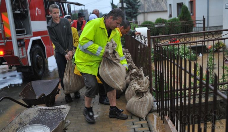 Dážď zvyšoval hladiny potokov, hasiči museli ľudí evakuovať