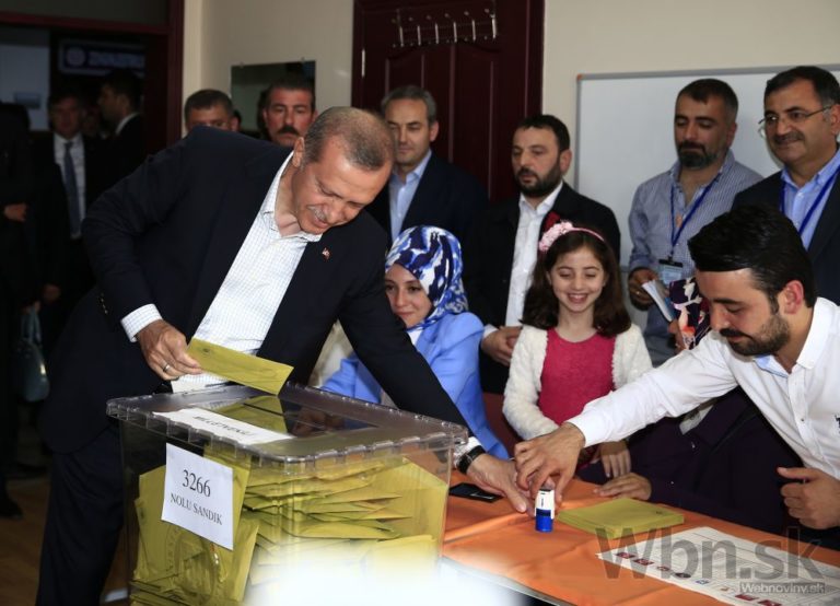 Erdoganova AKP vyhrala voľby, no bez parlamentnej väčšiny