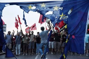 Gréci protestovali v Aténach, zapálili vlajku Únie
