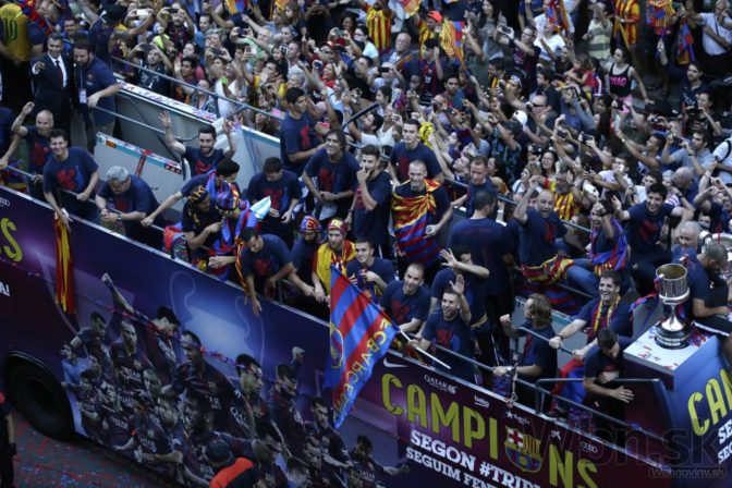 Hráčov Barcelony čakal dav fanúšikov a bujaré oslavy