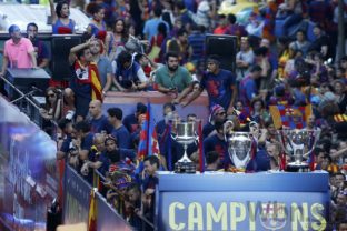 Hráčov Barcelony čakal dav fanúšikov a bujaré oslavy