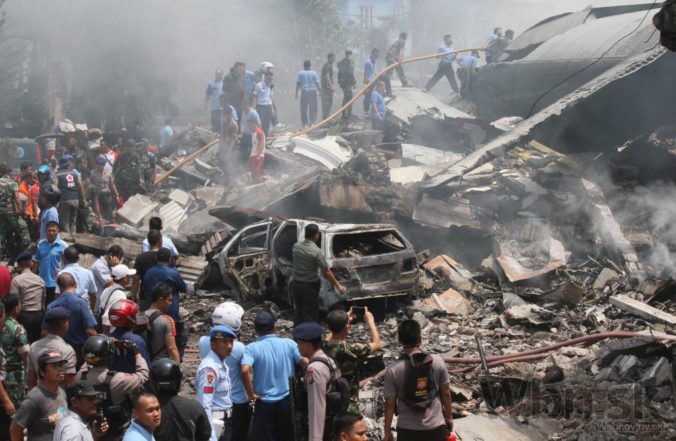 Indonézske lietadlo spadlo na hotel a domy