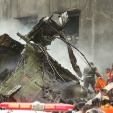 Indonézske lietadlo spadlo na hotel a domy