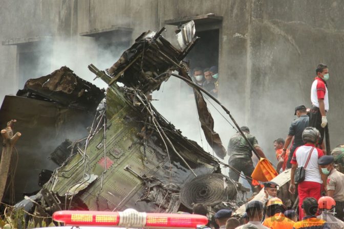 Indonézske lietadlo spadlo na hotel a domy