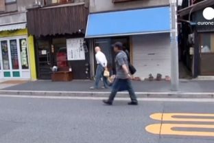 Japonec Hisao Mitani počas prechádzky so svojim miláčikom