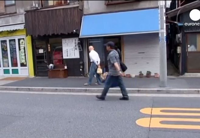 Japonec Hisao Mitani počas prechádzky so svojim miláčikom
