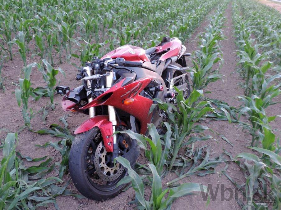 Mladý vodič zrazil pri Senici motorkára, je vo vážnom stave