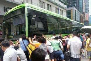 Neuveriteľná sila! Cestujúci zdvihli autobus, zachránili žene život