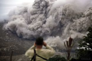 Po ďalšej erupcii sopky Sinabung evakuovali tisícky ľudí