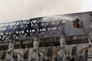 Požiar baziliky v Nantes
