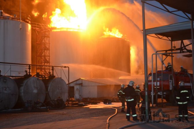 Pri Kyjeve horí, zásobníky ropy zachvátil požiar