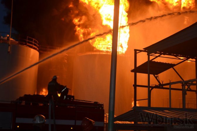 Pri Kyjeve horí, zásobníky ropy zachvátil požiar