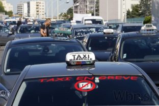 Protesty francúzskych taxikárov proti Uberu