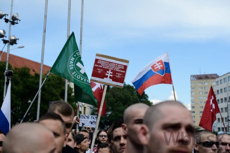 Proti imigrantom protestovali v Bratislave stovky ľudí