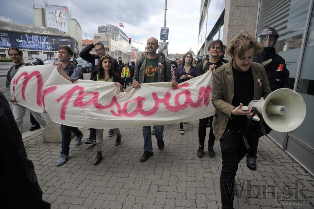 Proti imigrantom protestovali v Bratislave stovky ľudí
