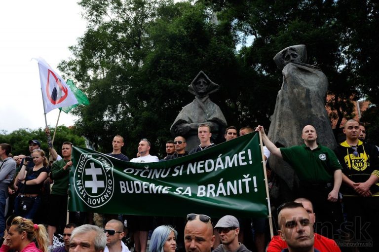 Proti imigrantom protestovali v Bratislave stovky ľudí