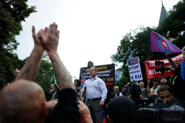 Proti imigrantom protestovali v Bratislave stovky ľudí