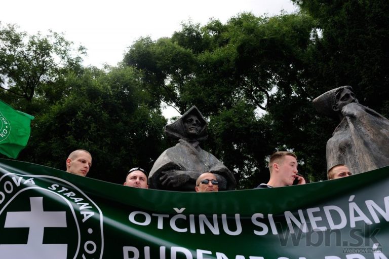 Proti imigrantom protestovali v Bratislave stovky ľudí
