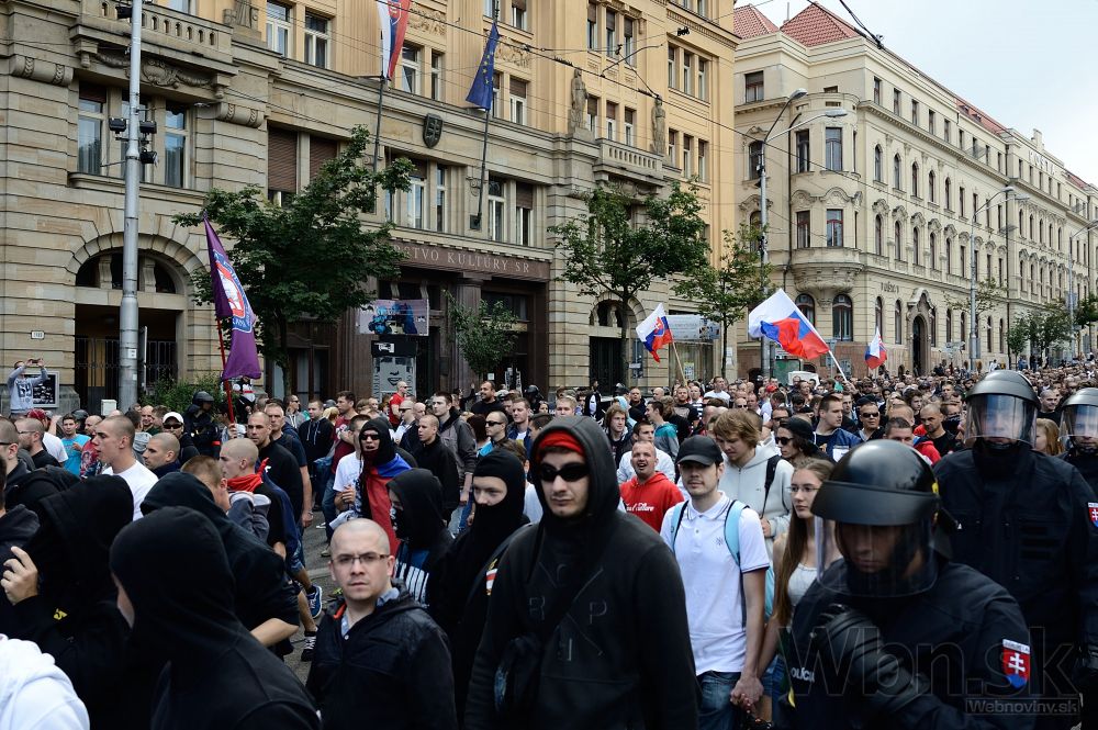 Proti imigrantom protestovali v Bratislave stovky ľudí