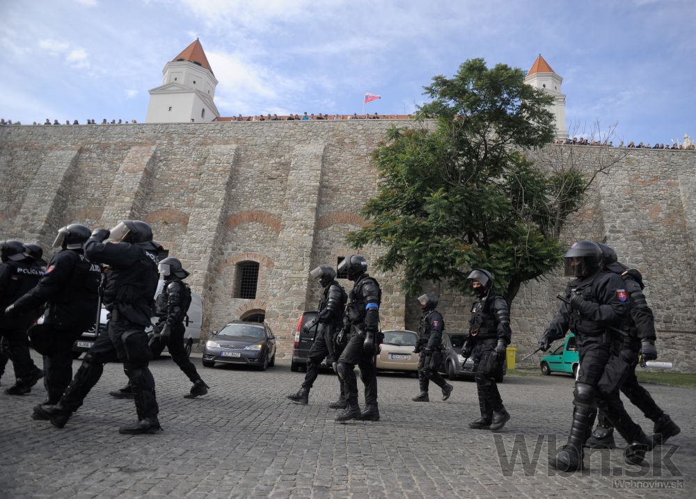 Proti imigrantom protestovali v Bratislave stovky ľudí