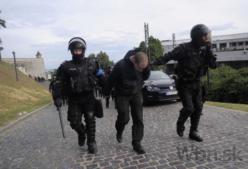 Proti imigrantom protestovali v Bratislave stovky ľudí