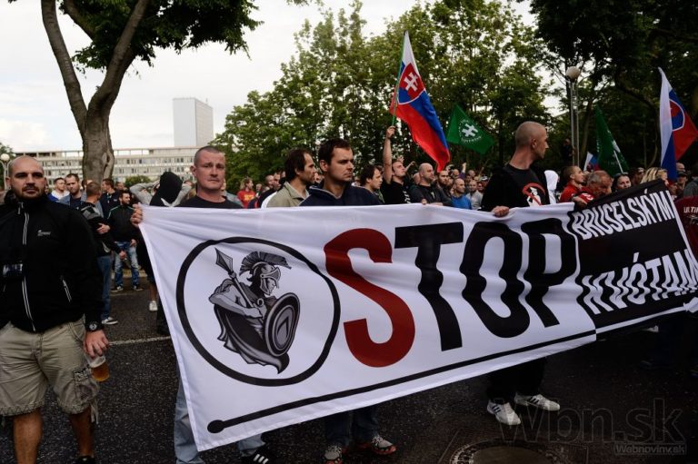 Proti imigrantom protestovali v Bratislave stovky ľudí