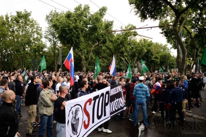 Proti imigrantom protestovali v Bratislave stovky ľudí