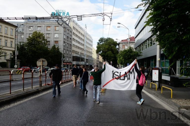 Proti imigrantom protestovali v Bratislave stovky ľudí