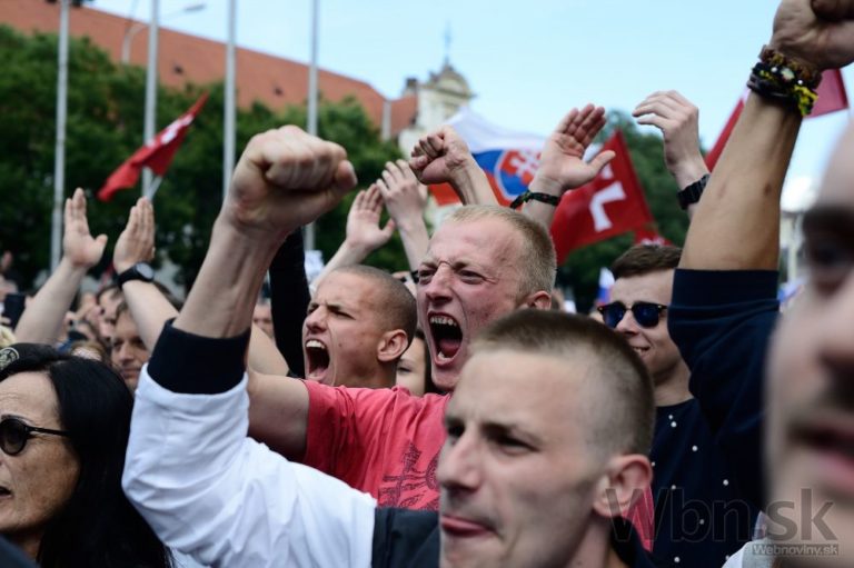 Proti imigrantom protestovali v Bratislave stovky ľudí