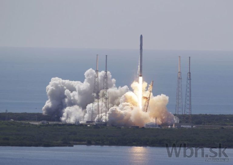 Raketa SpaceX sa rozpadla krátko po štarte