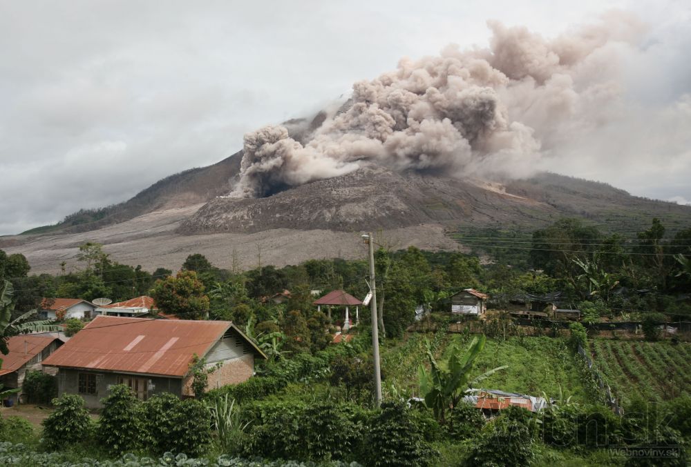 Sopka Sinabung stále chrlí popol, evakuovali tisícky ľudí
